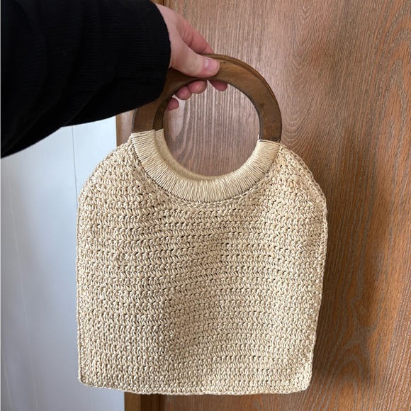 Beige Woven Vintage Tote handbag with Wooden Handles and Floral Accent 🌺 - Picture 2 of 6